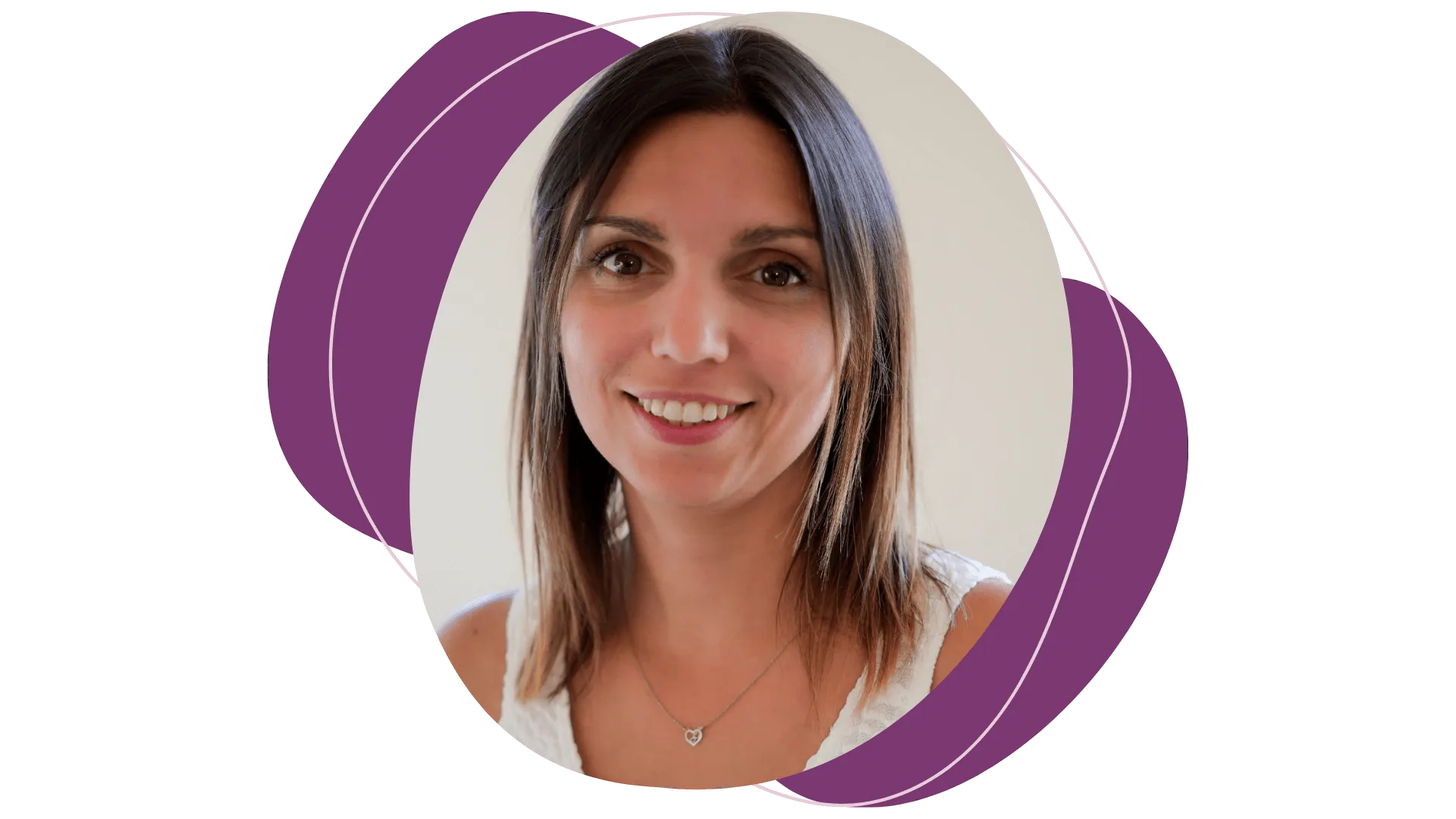 Photo portrait à propos de Violette, gérante de l'agence de services d'aide à domicile à Valence et alentours.